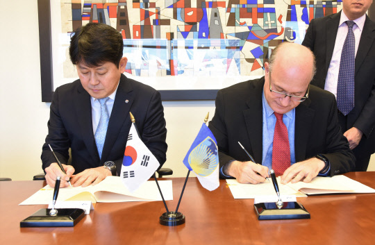 미국 워싱턴에 위치한 IDB에서 유광열(왼쪽) SGI서울보증 대표이사와 일랑 고우드파잉 IDB 총재가 업무협약에 서명하고 있다. SGI서울보증 제공